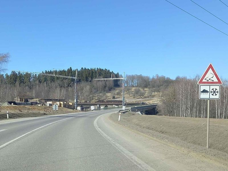 Stavba D3 u Dolního Dvořiště s novou silnicí k Rybníku.