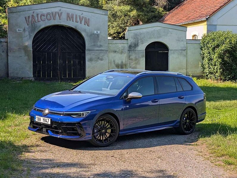 Auto má rádo klikaté silničky.