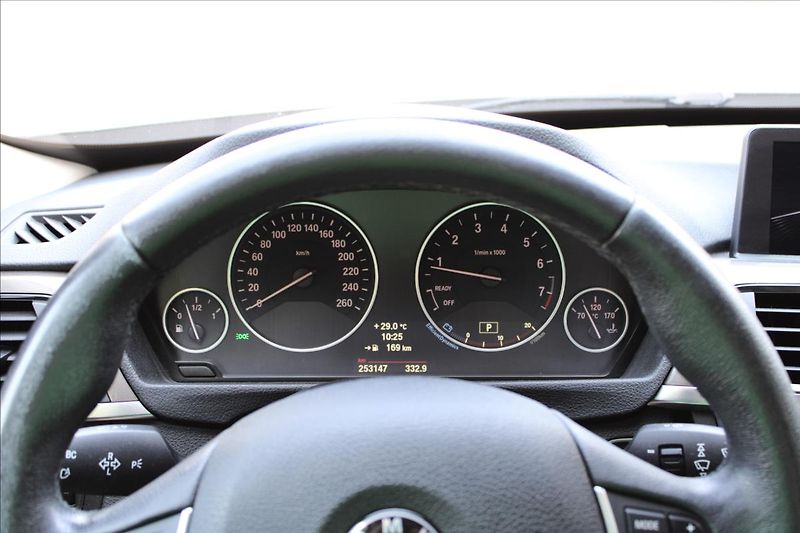 BMW Řada 3 320i GT / xDrive / HUD / 360° - fotka 23 z 49