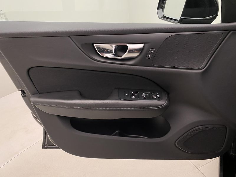 Volvo V60 D3 MOMENTUM AUT REZERVACE - fotka 7 z 39