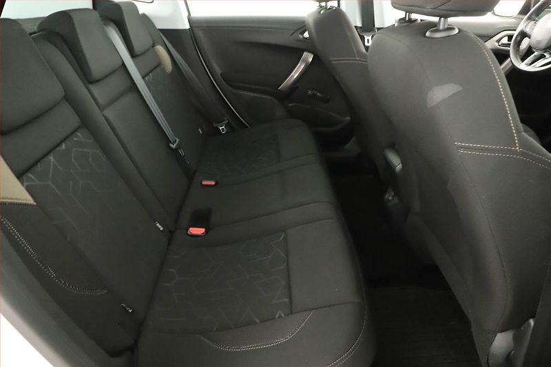 Peugeot 2008 (2015) 1.2 PureTech, Tempomat - fotka 7 z 12