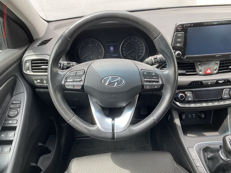 Hyundai i30 (2017) 1.6 CRDi, 2.maj,ČR, AC, navi - fotka 11 z 17