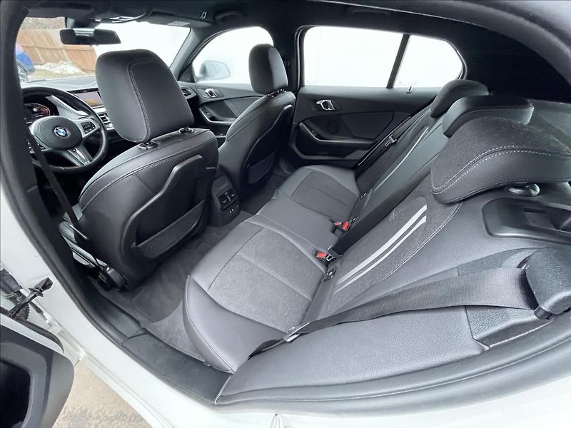 BMW Řada 1 2,0 120d xDrive AT8 Advantage - fotka 15 z 22