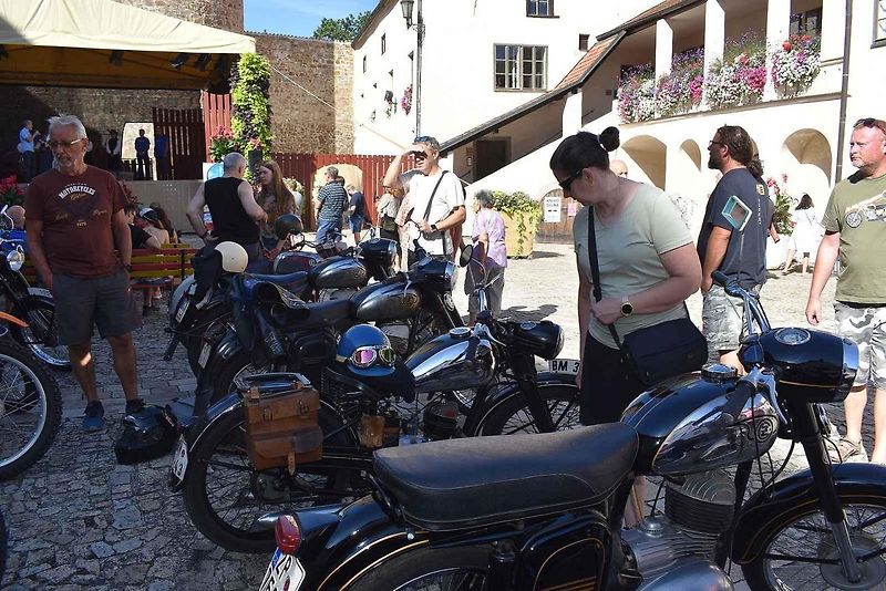 Strakonice si připomněly 105 let od zahájení výroby značky ČZ Sjeli se sem majitelé a obdivovatelé legendárních motocyklů. Na dobu, kdy pro čezetu pracoval, zavzpomínal i náš jediný kosmonaut ve vesmíru Vladimír Remek. A ochotně pózoval na společných sním