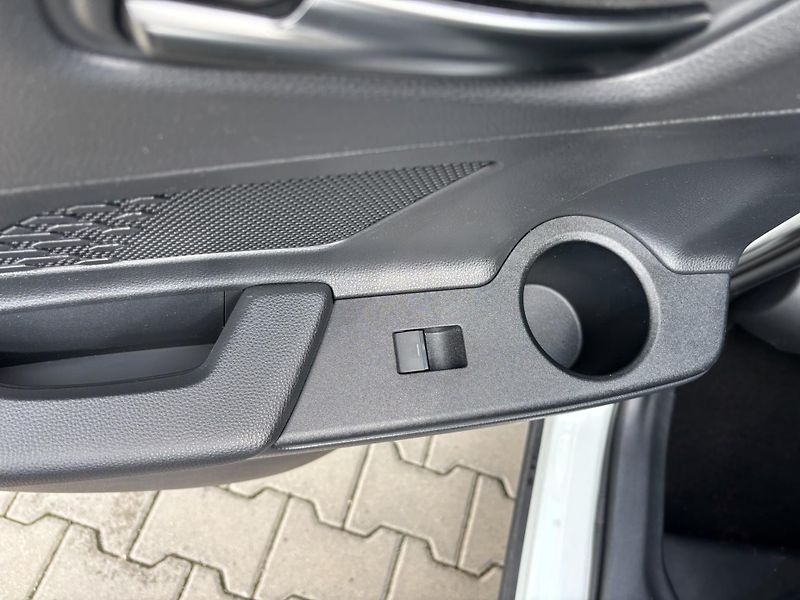 Toyota C-HR 2,0 HEV e-CVT GR Sport - fotka 21 z 26