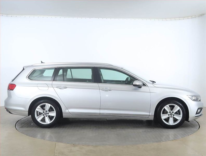 Volkswagen Passat (2021) 2.0 TDI, Automat, Kůže, Navi - fotka 6 z 20