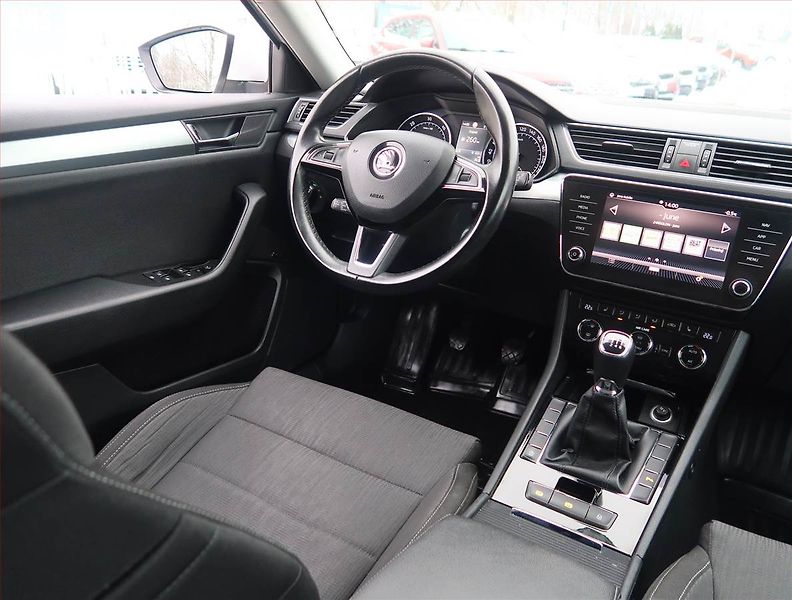 Škoda Superb (2017) Ambition 2.0 TDI, Navi, Xenony - fotka 7 z 22