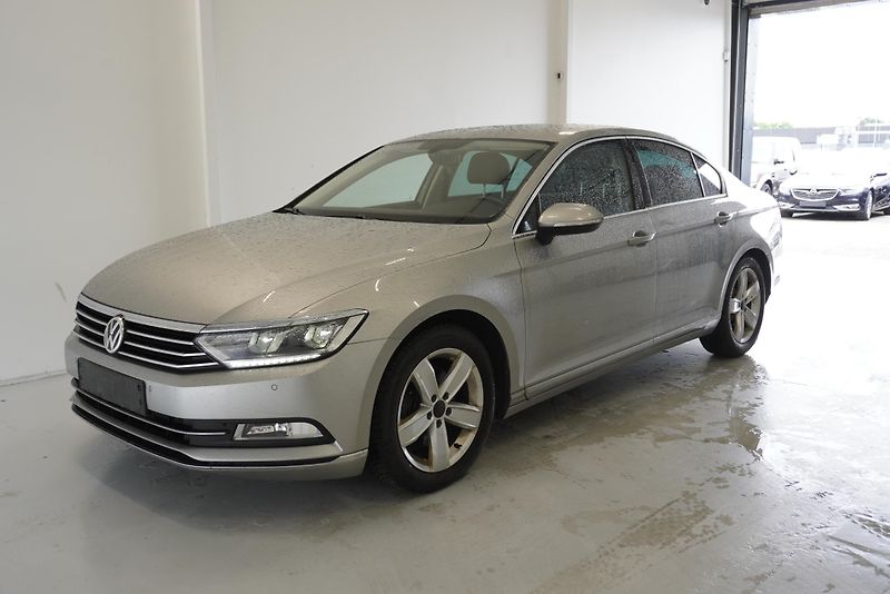 Volkswagen Passat 2.0TSi 165kW AUTOMAT - fotka 1 z 30