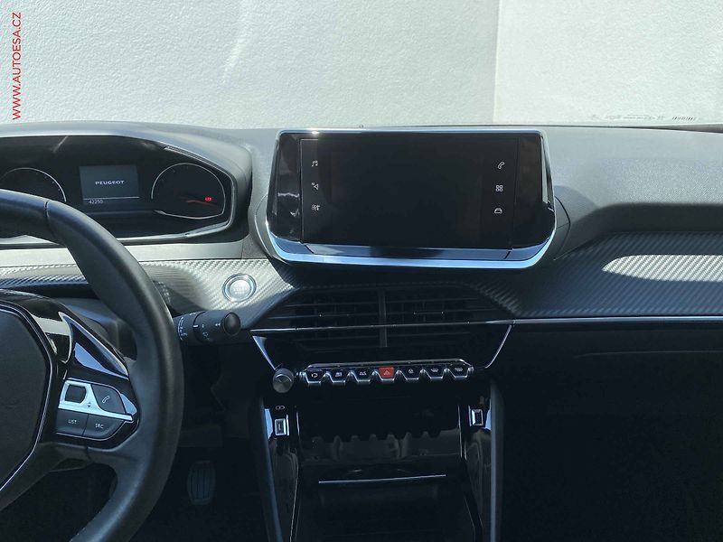 Peugeot 2008 (2021) 1.2PT, Allure, TZ, navi - fotka 12 z 18
