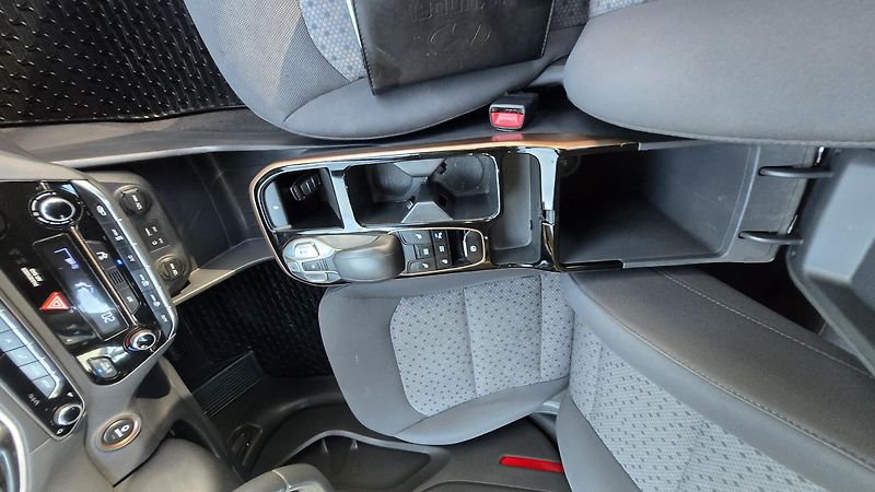 Hyundai Ioniq ELECTRIC DRIVE 88KW STYLE  - fotka 27 z 48
