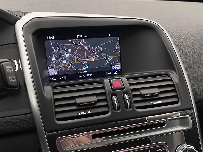 Volvo XC60 D5 AWD R-DESIGN AUT REZERVACE - fotka 8 z 52