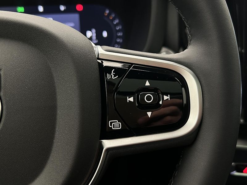 Volvo XC60 B5 AWD BLACK EDITION PLUS AUT  - fotka 27 z 43
