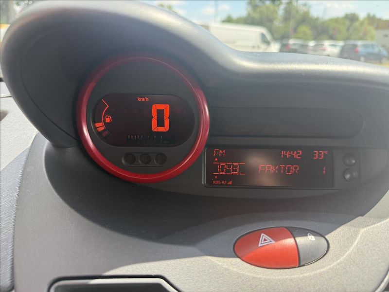 Renault Twingo 1,2 i - fotka 12 z 24