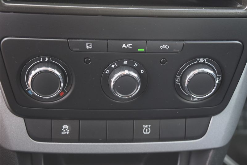 Škoda Yeti 1,2 TSI 77KW NÍZKÉ KM NOVÁ STK - fotka 40 z 46