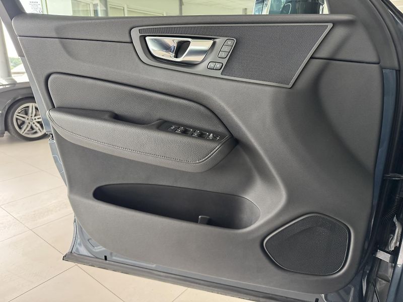 Volvo XC60 T8 AWD*Recharge*REZERVACE! - fotka 28 z 36