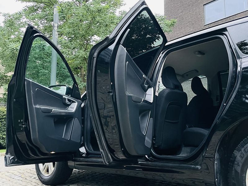 Volvo XC60 2.4D 4x4 AUT SERVISKA TAŽNÉ - fotka 21 z 43