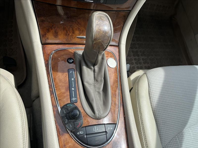 Mercedes-Benz Třídy E 3,2 i E320 AUT 165KW 4MATIC AC - fotka 19 z 34