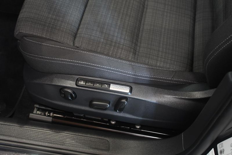 Volkswagen Passat (2022) 2.0TDI DSG Display LED TAŽNÉ - fotka 17 z 37