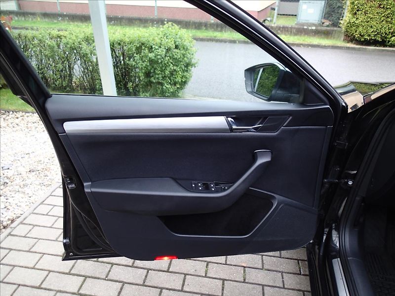 Škoda Superb 2,0 TDi, DSG, 4x4 , Tažné - fotka 11 z 48
