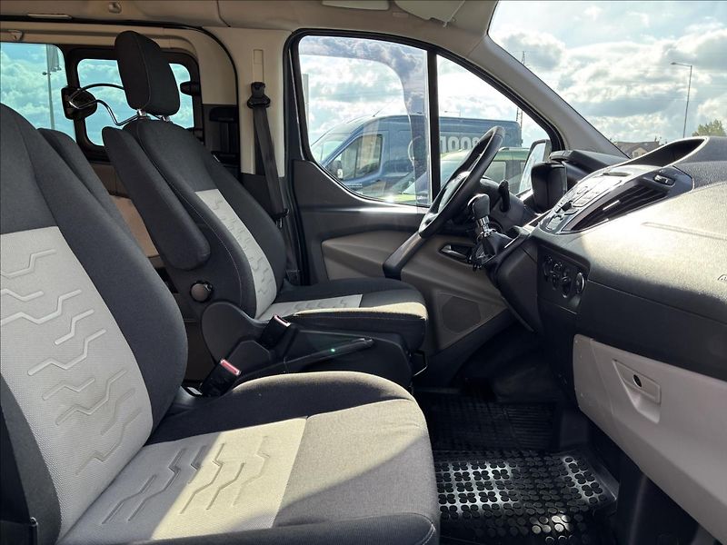 Ford Tourneo Custom 2,2 TDCi 92kW L1 - fotka 17 z 34