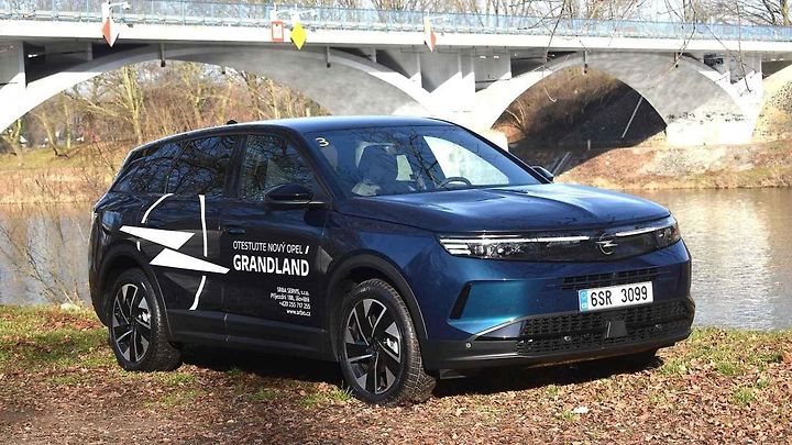 Nový Opel Grandland při první tuzemské testovací jízdě