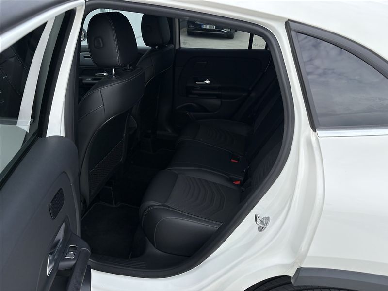 Mercedes-Benz GLA 250 e EQ Plug- in Hybrid - fotka 27 z 33