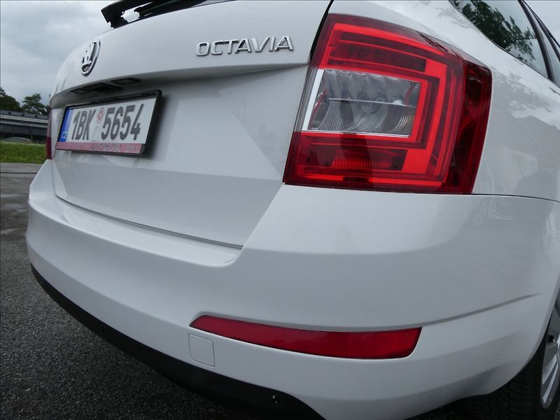 Škoda Octavia 1,6 TDi 81kW STYLE, DPH, ČR - fotka 9 z 38