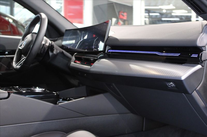 BMW Řada 5 520d xDrive M Sport Pro DAProf - fotka 27 z 35