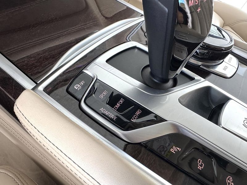 BMW Řada 7 730d xDrive*Laser*Dověry*Masáž - fotka 30 z 46