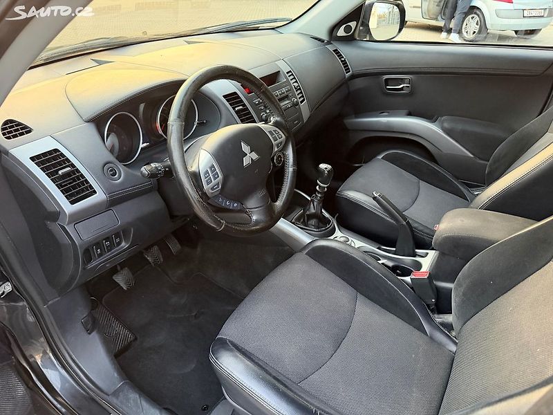 Mitsubishi Outlander (2011) 2.2DI-D,130kw 4x4 7 míst Tažné - fotka 16 z 23