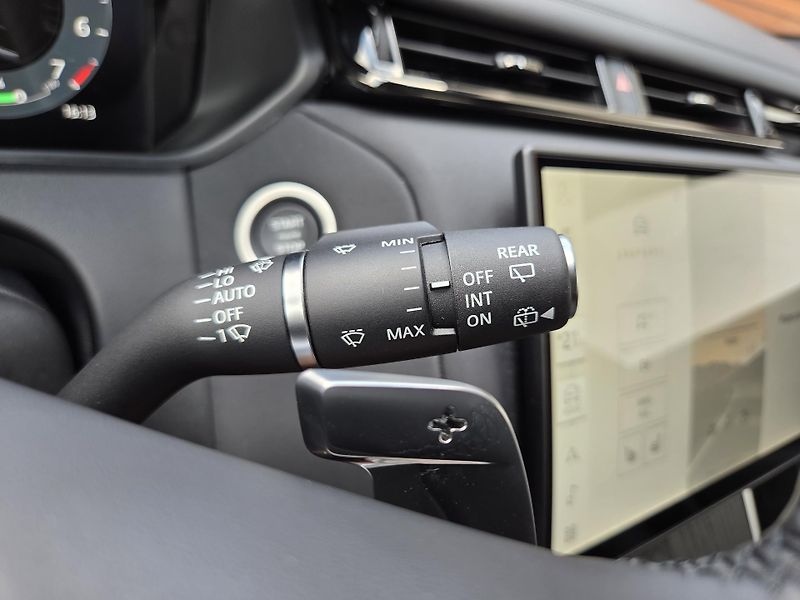Land Rover Range Rover Velar (2026) P400e Dynamic SE PANO R21 TOP - fotka 25 z 61