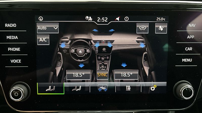 Škoda Superb 2.0 TDI DSG Ambition Combi - fotka 24 z 26
