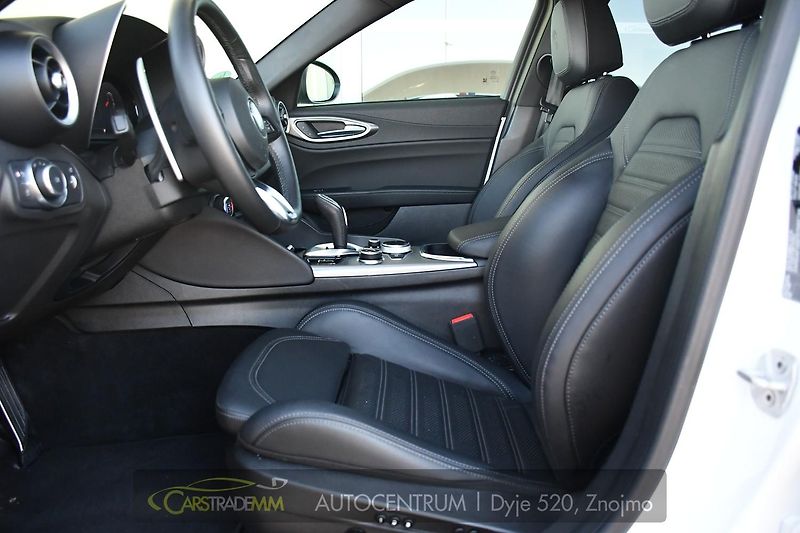 Alfa Romeo Giulia 2.0 TURBO 16V 206kW Q4 VELOCE - fotka 10 z 42