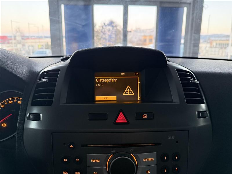 Opel Zafira 1,6   77kW,SERVISKA,7 MÍST - fotka 14 z 20