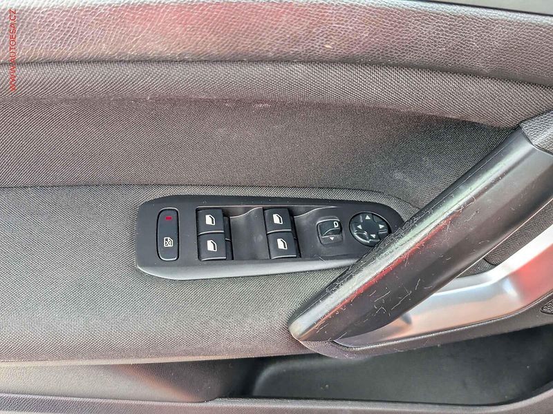 Peugeot 308 (2018) 1.6 HDi, 2.maj,ČR, AC, tempo - fotka 12 z 17