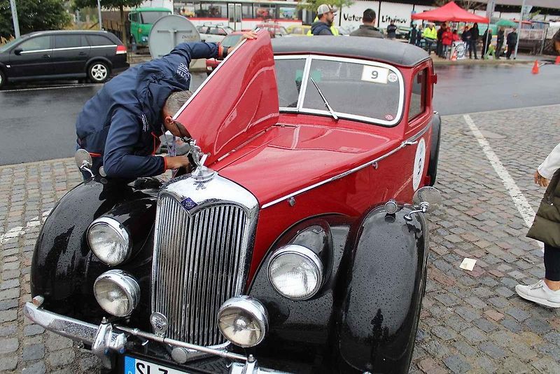 12. Rallye Elbflorenz projela Ústeckým a Karlovarským krajem. Na snímku je vítězná posádka Gerd Lambert a Michael Lörke, kteří tvořili tým Youngtimer United, s vozem Porsche 911 SC Targa z roku 1979.