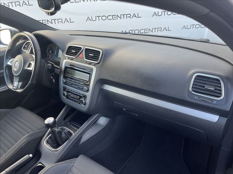 Volkswagen Scirocco 1,4 TSi,90kW,SPORT,serv.kn.,ST - fotka 19 z 23