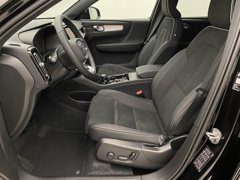 Volvo XC40 (2026) B3 AUT DARK ULTRA  - fotka 3 z 60