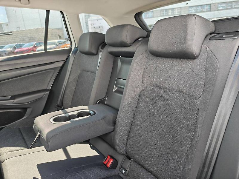 Volkswagen Golf Life 6G 1,0TSi - fotka 8 z 22