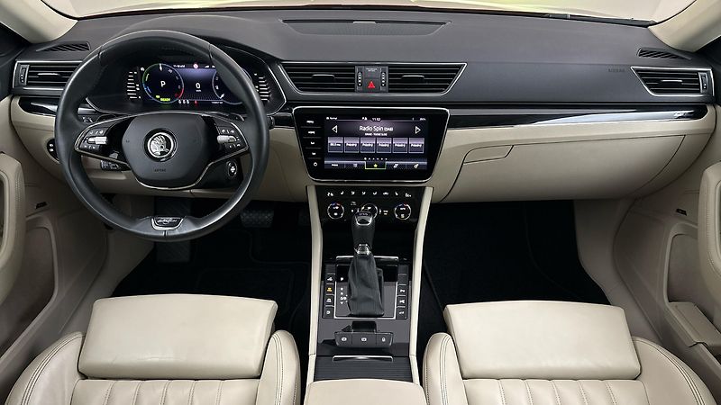 Škoda Superb 1.4 TSI iV DSG L&K Combi - fotka 8 z 37