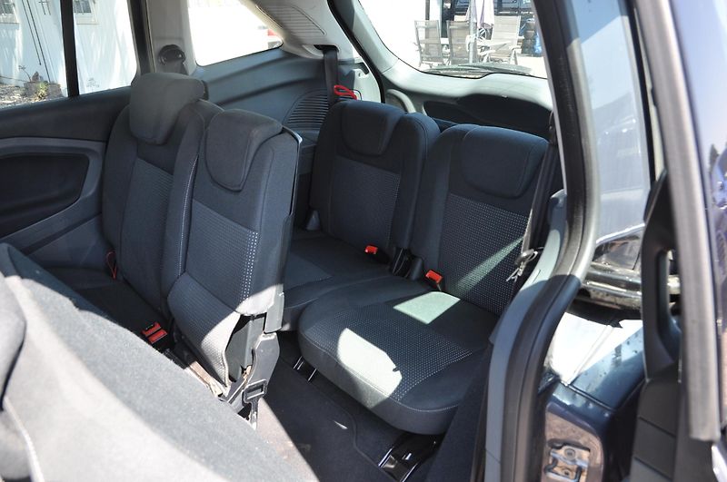Ford Grand C-MAX 1.6i 16V 92kW 7.míst - fotka 8 z 21
