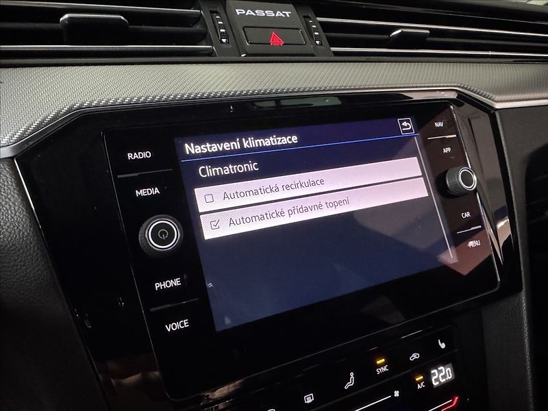 Volkswagen Passat 2,0 TDi  DSG R-Line LED Assist - fotka 38 z 44