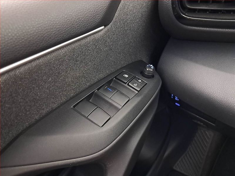 Toyota Yaris (2021) 1.5 VVT-i Hybrid, Automat - fotka 19 z 21