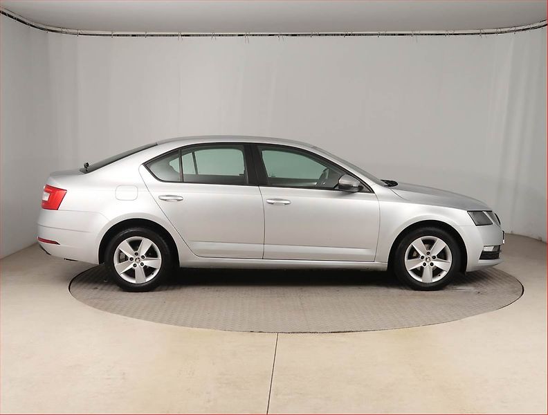 Škoda Octavia (2019) 1.6 TDI, Tempomat - fotka 6 z 15