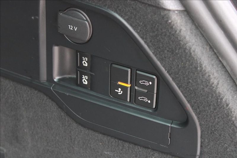 Volkswagen Touareg 3,0 TDi  4 x 4, AUTOMAT, DPH - fotka 16 z 40