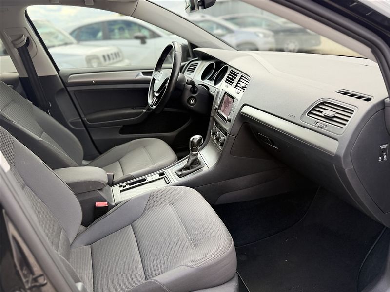 Volkswagen Golf 1,6 TDI 81kW DSG NAVI - fotka 25 z 27
