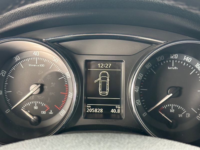 Škoda Superb (2011) 3.6 V6 4x4 WEBASTO,SERVISOVANÝ - fotka 12 z 22