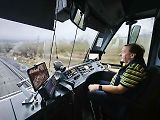Díky tabletu a online kamerovému systému už kilometr před přejezdem strojvedoucí vidí, co se na něm děje..