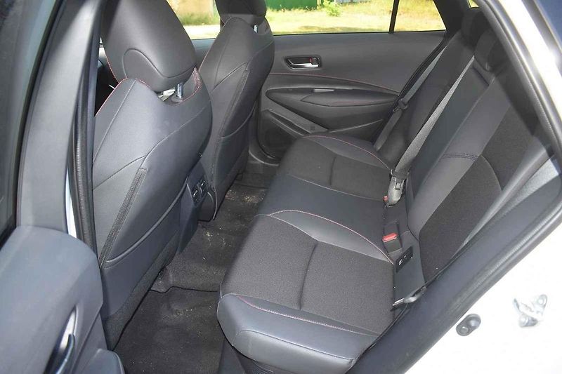 Modernizovaná Toyota Corolla TS se dobře cítí i na venkovských silnicích
