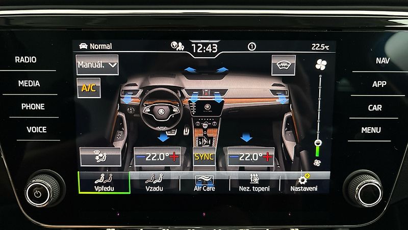 Škoda Superb 2.0 TDI DSG 4x4 Scout Combi - fotka 29 z 34